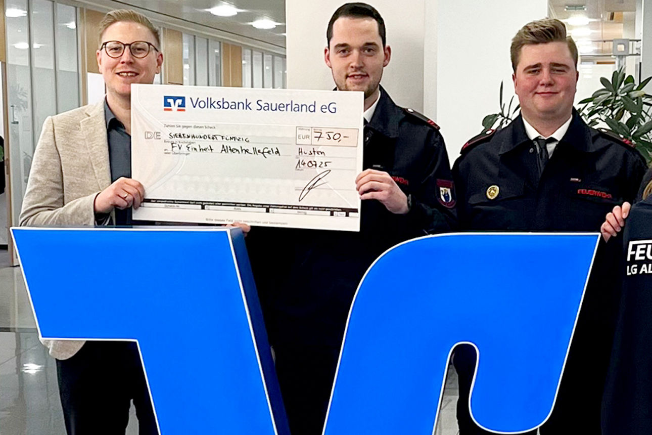 Schülerinnen der AG „Schule ohne Rassismus mit Courage“ am Gymnasium Meschede nehmen den Social Award von Jörg Werdite (Vorst