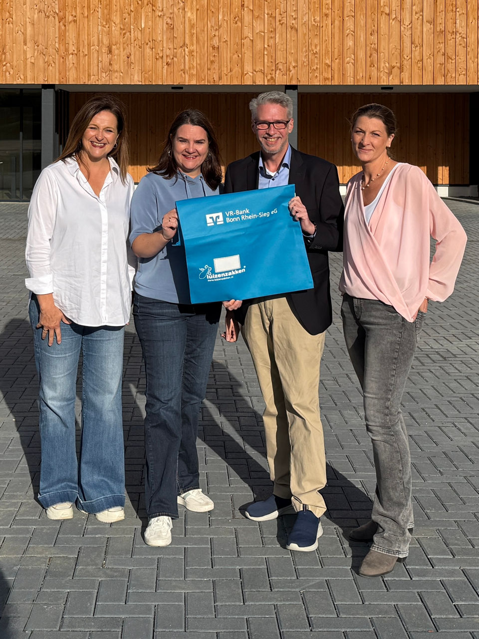 Das Foto bei der Ritter-Göttscheid-Grundschule Neunkirchen zeigt v.l.: Konrektorin Steffi Grönwoldt, Rektorin Cordula Schmitz, Regionaldirektor Torsten Büllesbach und Schulsekretärin Lydia Schulz