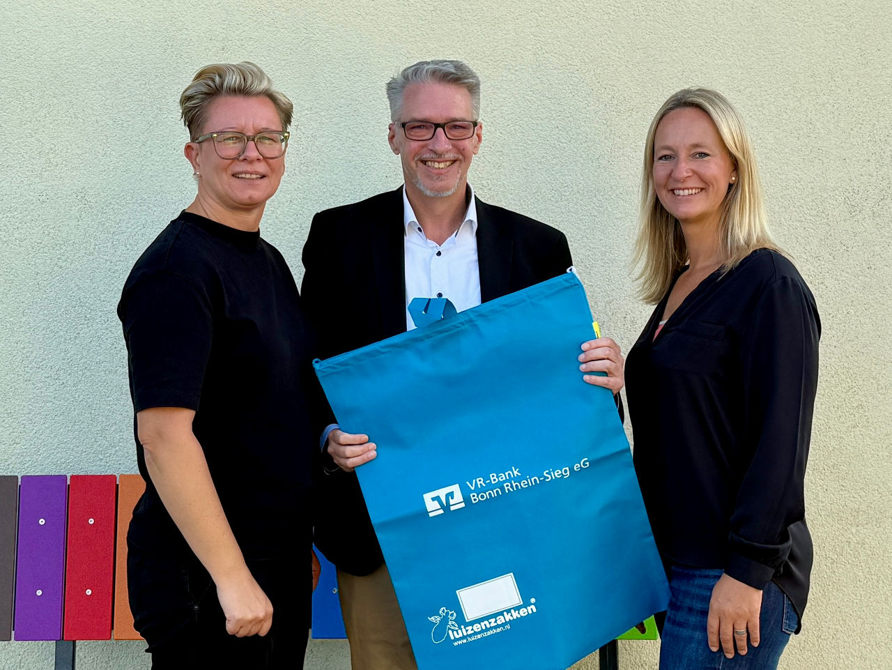 Das Foto bei der Grundschule Wolperath-Schönau zeigt v. l.: Schulleiterin Alice Kelterborn, Regionaldirektor Torsten Büllesbach und Schulleiterin Stefanie Weber- Verlinden