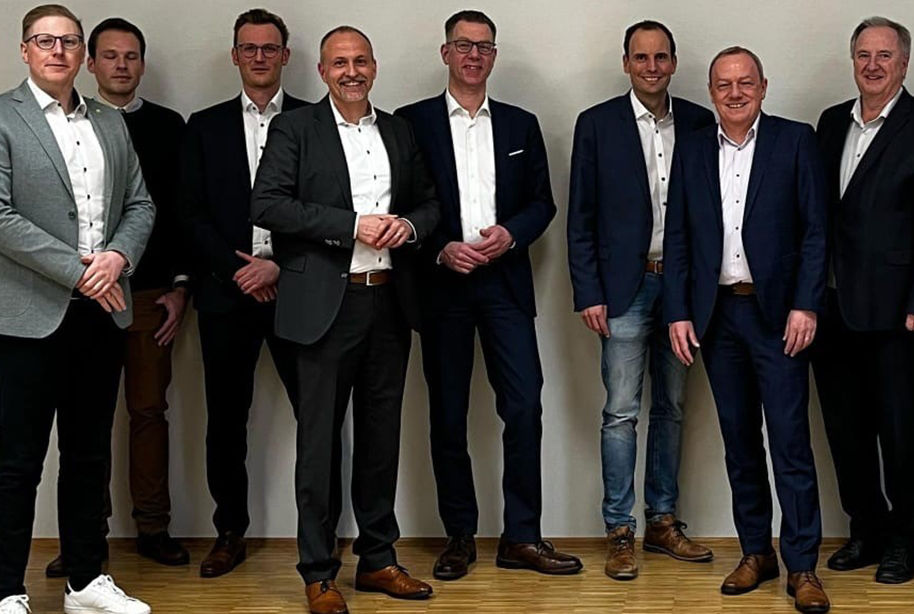 Vertreter der Sparkasse, der Stadtwerke und der Volksbank Sauerland eG unterzeichnen den Gesellschaftervertrag.
