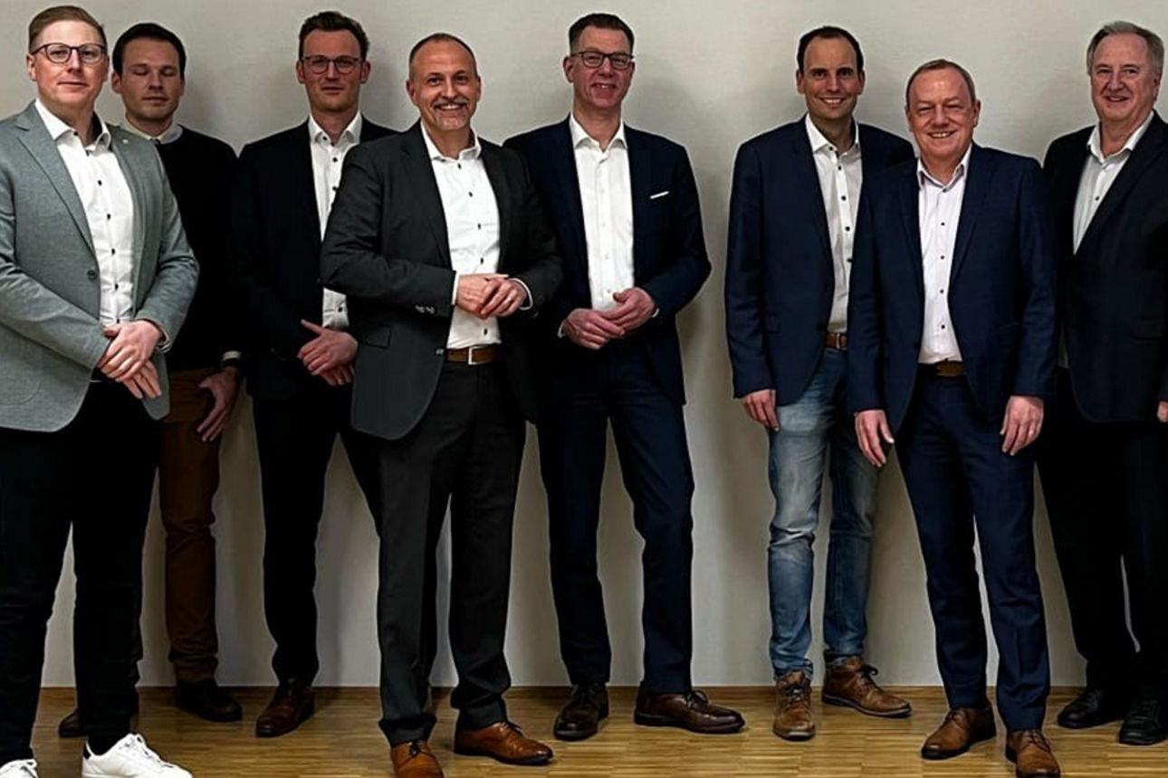 Schülerinnen der AG „Schule ohne Rassismus mit Courage“ am Gymnasium Meschede nehmen den Social Award von Jörg Werdite (Vorst