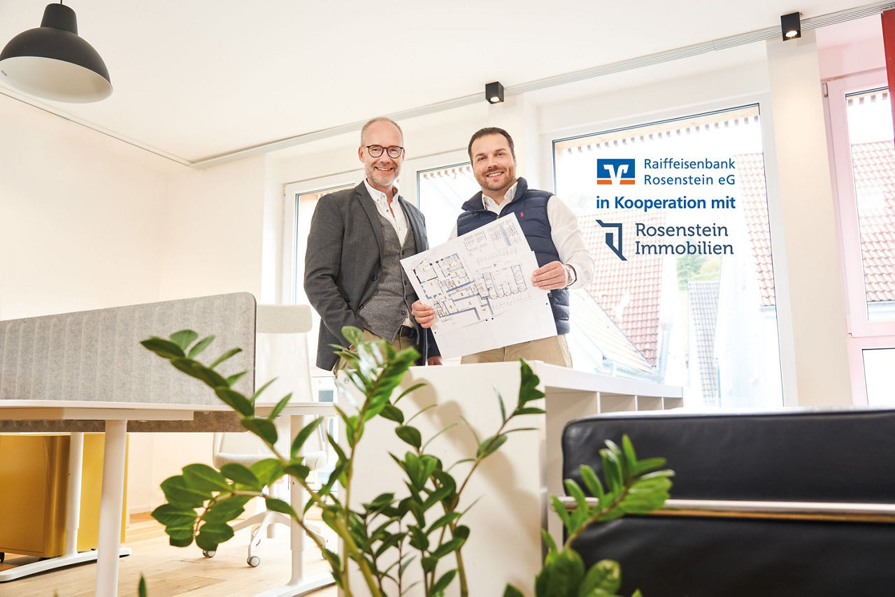 Zwei Männer stehen in einem Büro