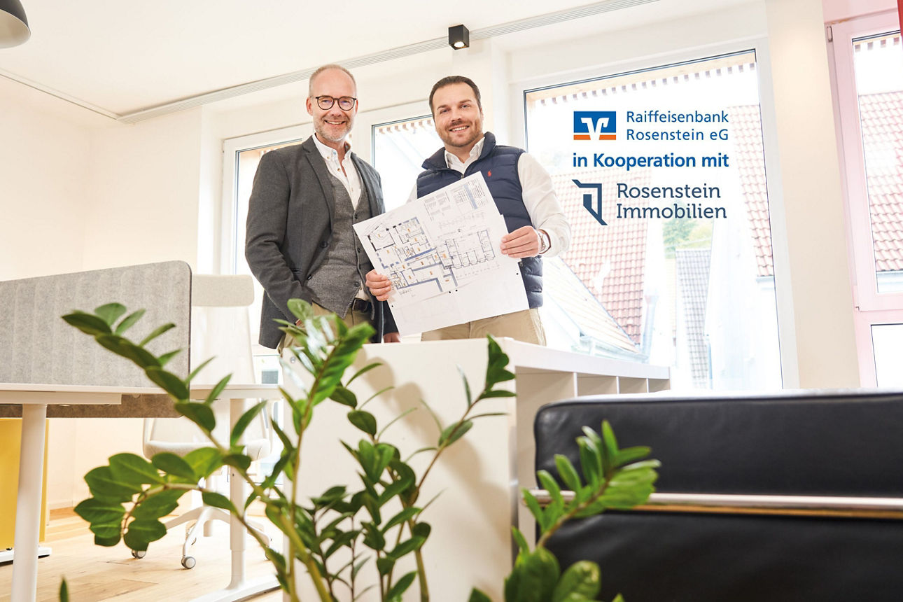 Zwei Männer stehen in einem Büro