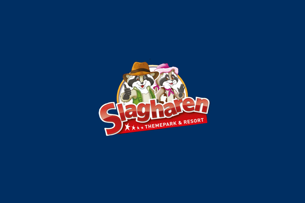 Logo des Freizeitparks Slagharen mit zwei fröhlichen Maskottchen und dem Schriftzug „Slagharen Themepark & Resort“ auf blauem