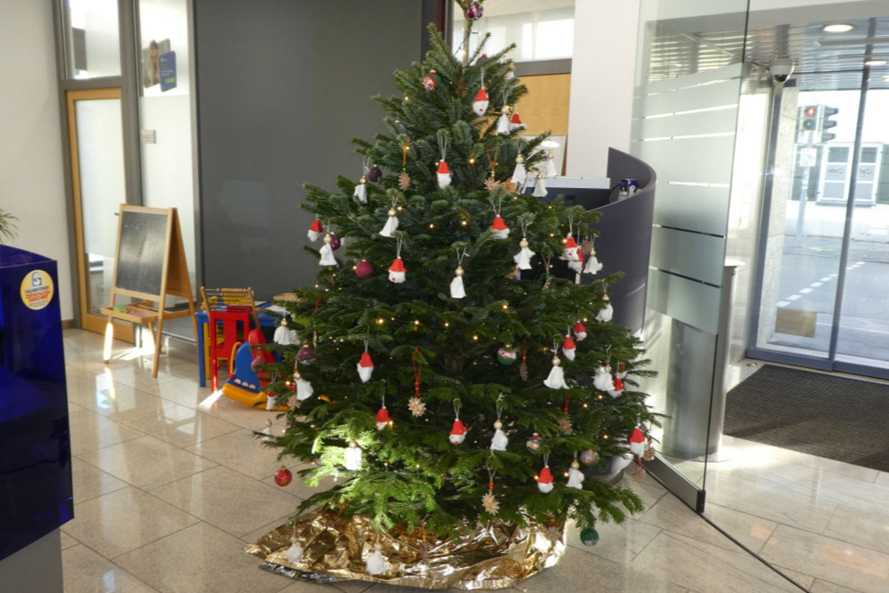 Ein geschmückter Christbaum.