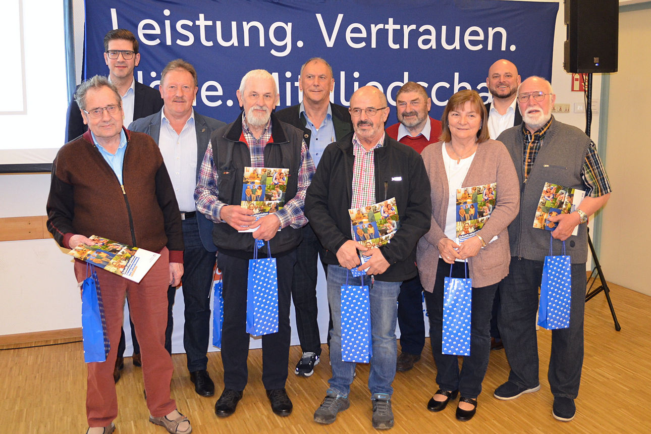 Kunden stehen mit Geschenk nebeneinander