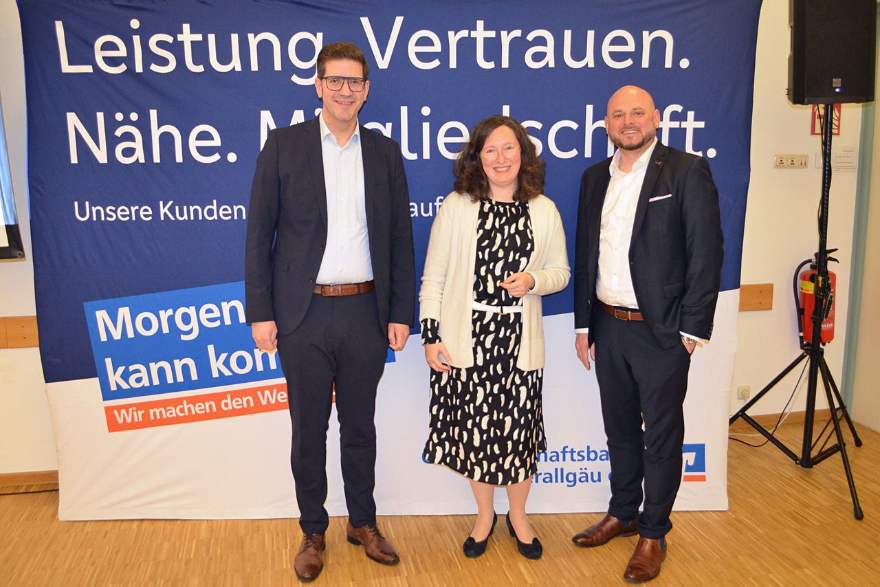 Unser Vorstand, Aufsichtsrat und Notarin Frau Lang stehen nebeneinander