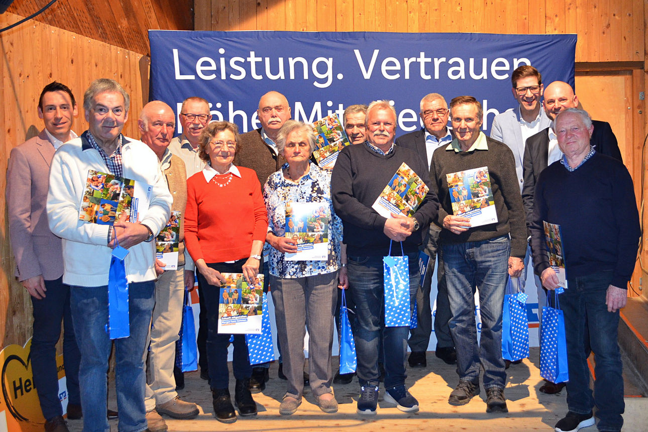 Kunden stehen mit Geschenk nebeneinander