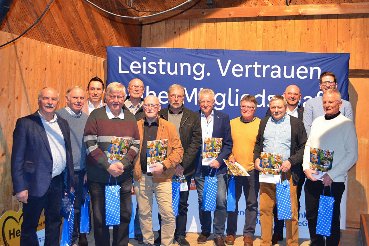 Kunden stehen mit Geschenk nebeneinander