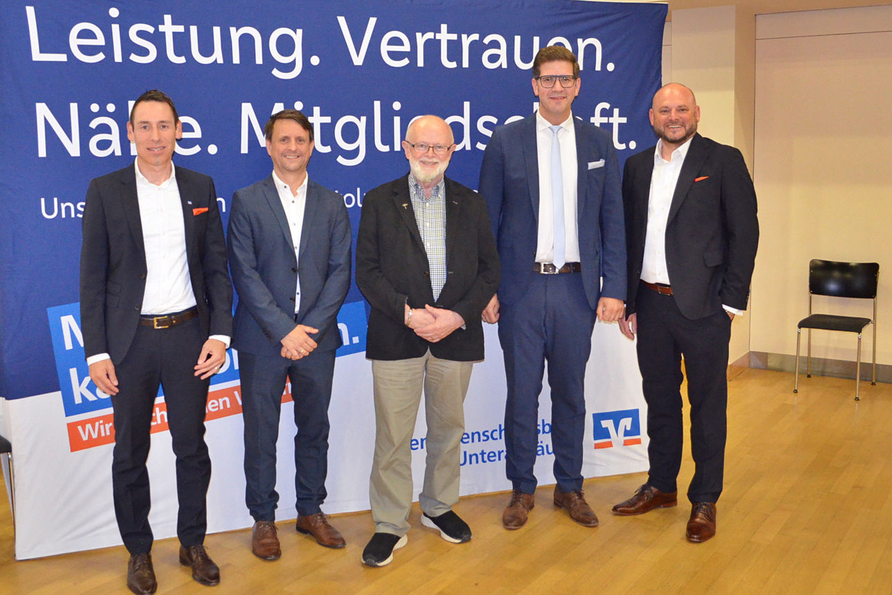 Fünf Personen vor einer Leinwand