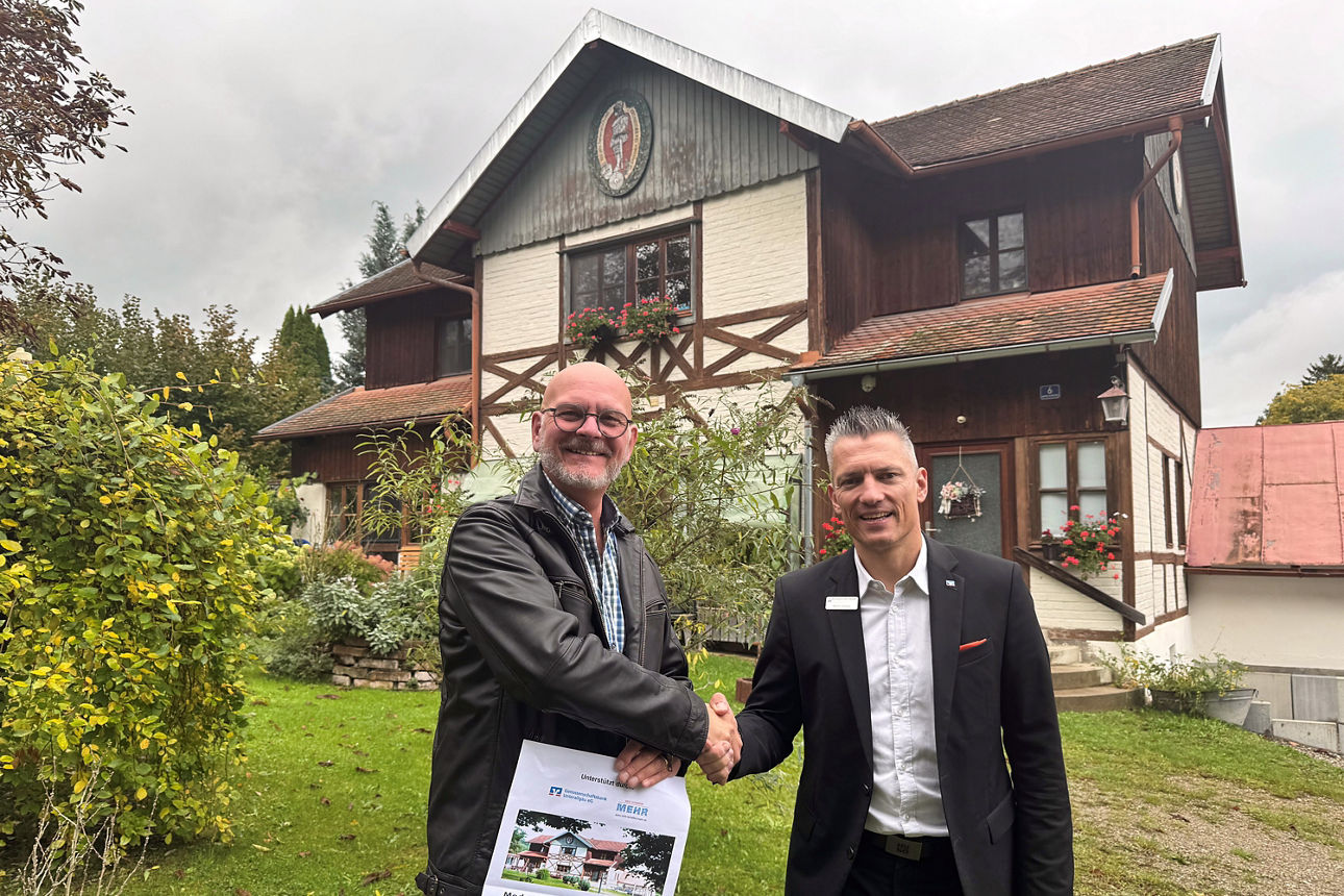 Vertreter der Schlossfunken Kirchheim stehen nebeneinander mit einer Mitarbeiterin der Bank in unserer Geschäftsstelle.