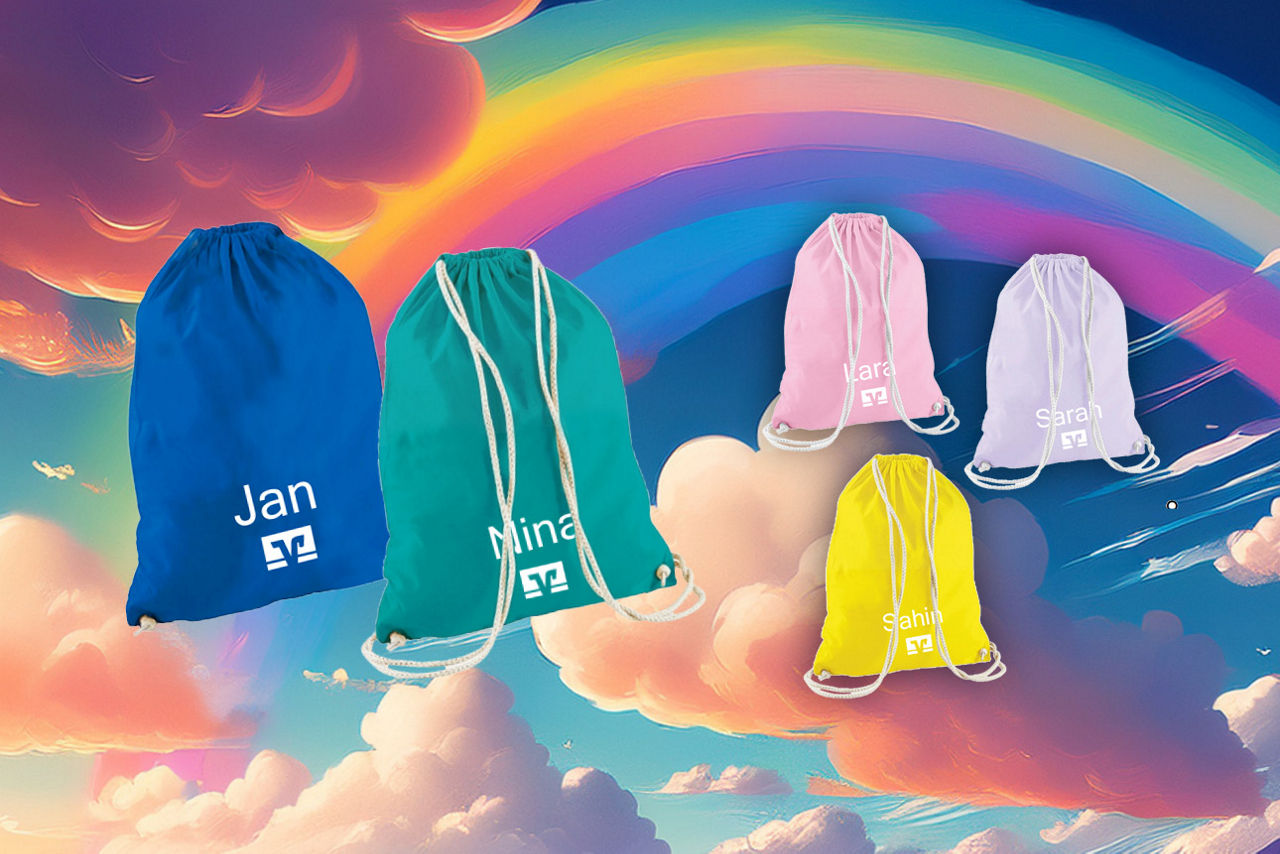 Bunte Turnbeutel auf einem bunten Hintergrund mit Regenbogen und Wolken.