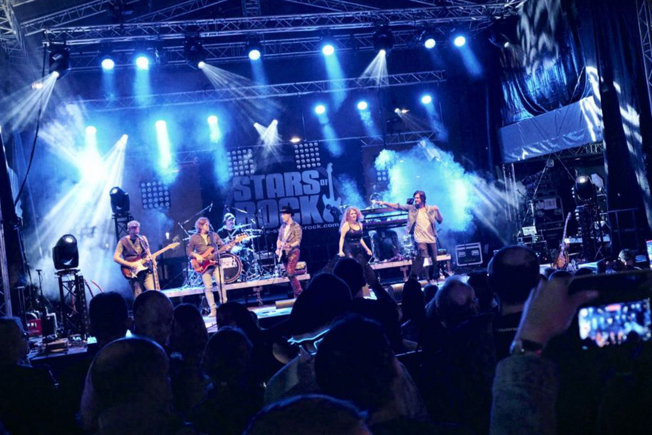 Rockband steht auf blau beleuchteter Bühne