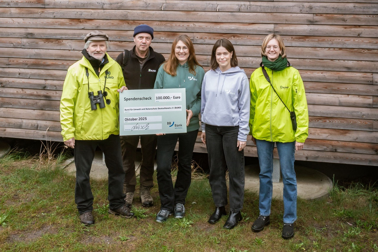 Foto der Übergabe eines Spendenschecks an den BUND