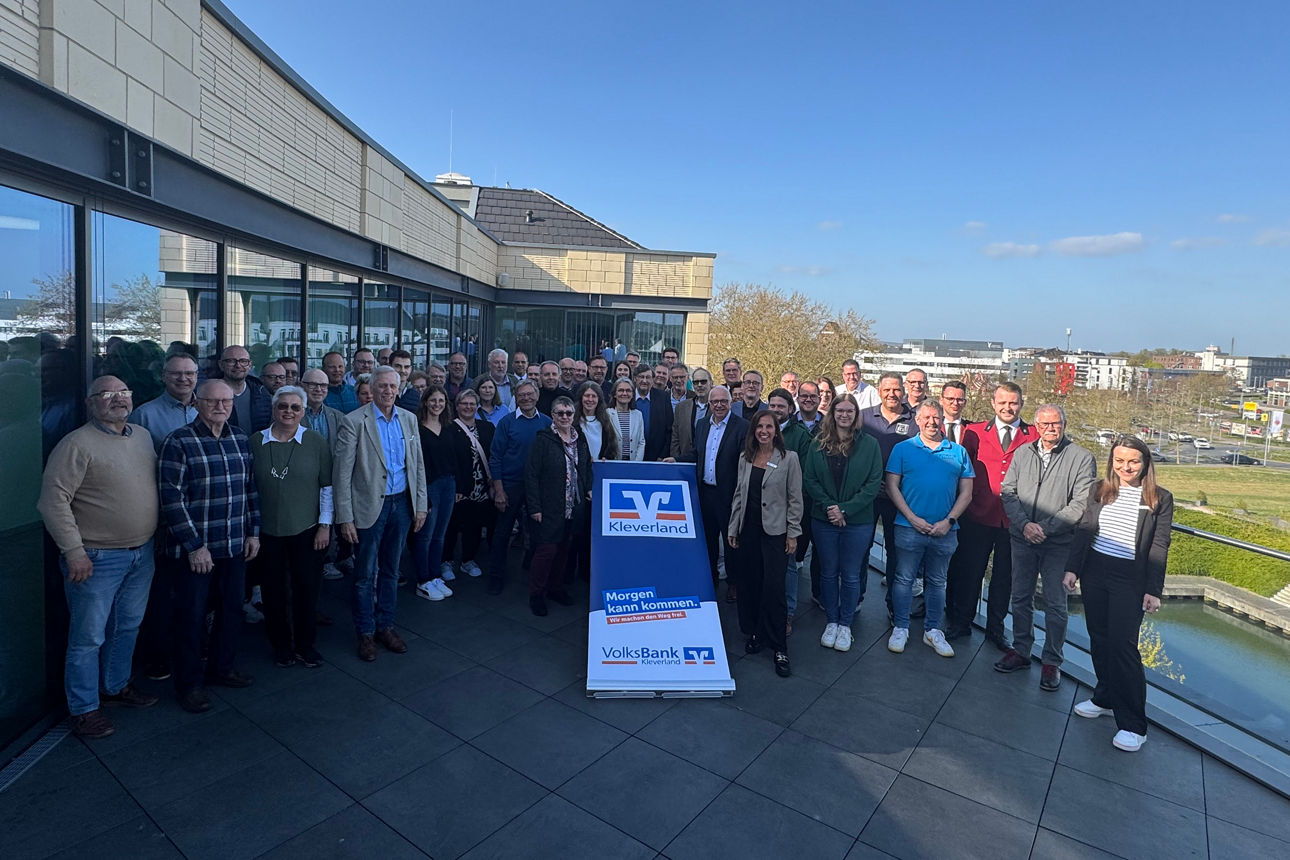 Gruppenfoto auf der Dachterrasse der Volksbank Kleverland mit den Vereinen die ihm Rahmen der Förderung untestützt wurden
