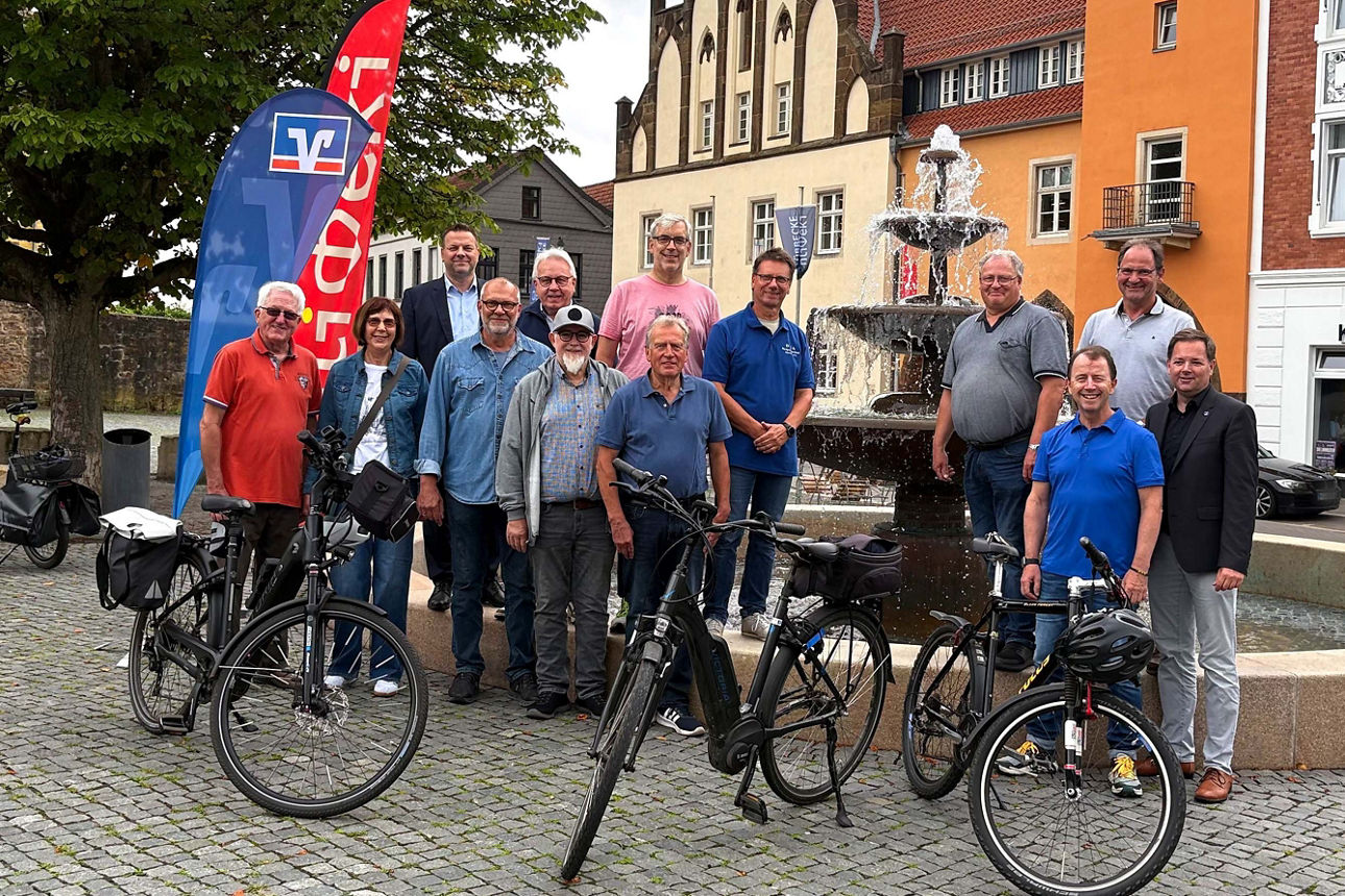 Radlergruppe vor Bierbrunnen Lübbecke
