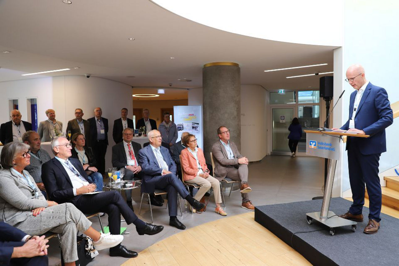 Rockband steht auf blau beleuchteter Bühne