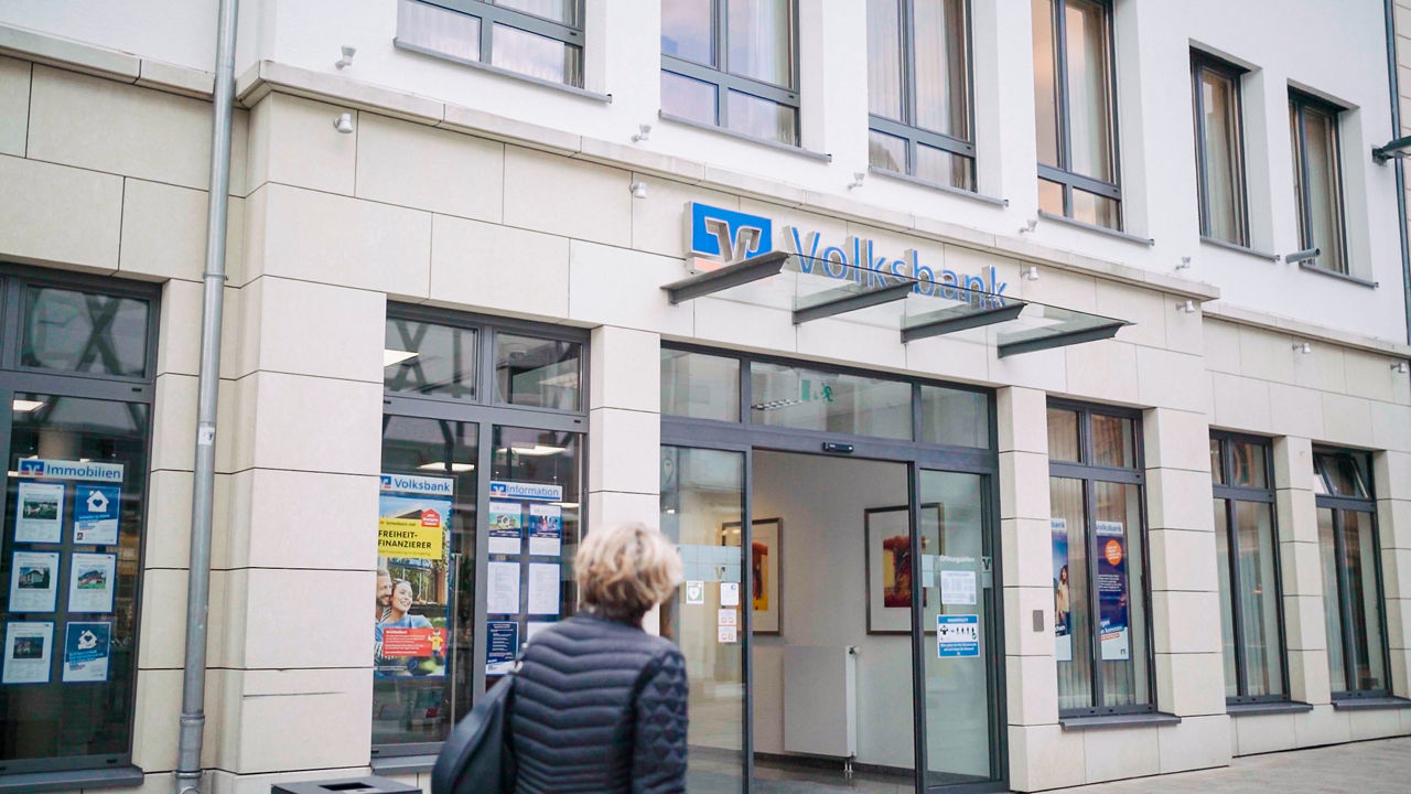 Eine Frau betritt die Geschäftsstelle der Volksbank in der Langen Straße in Bad Salzuflen