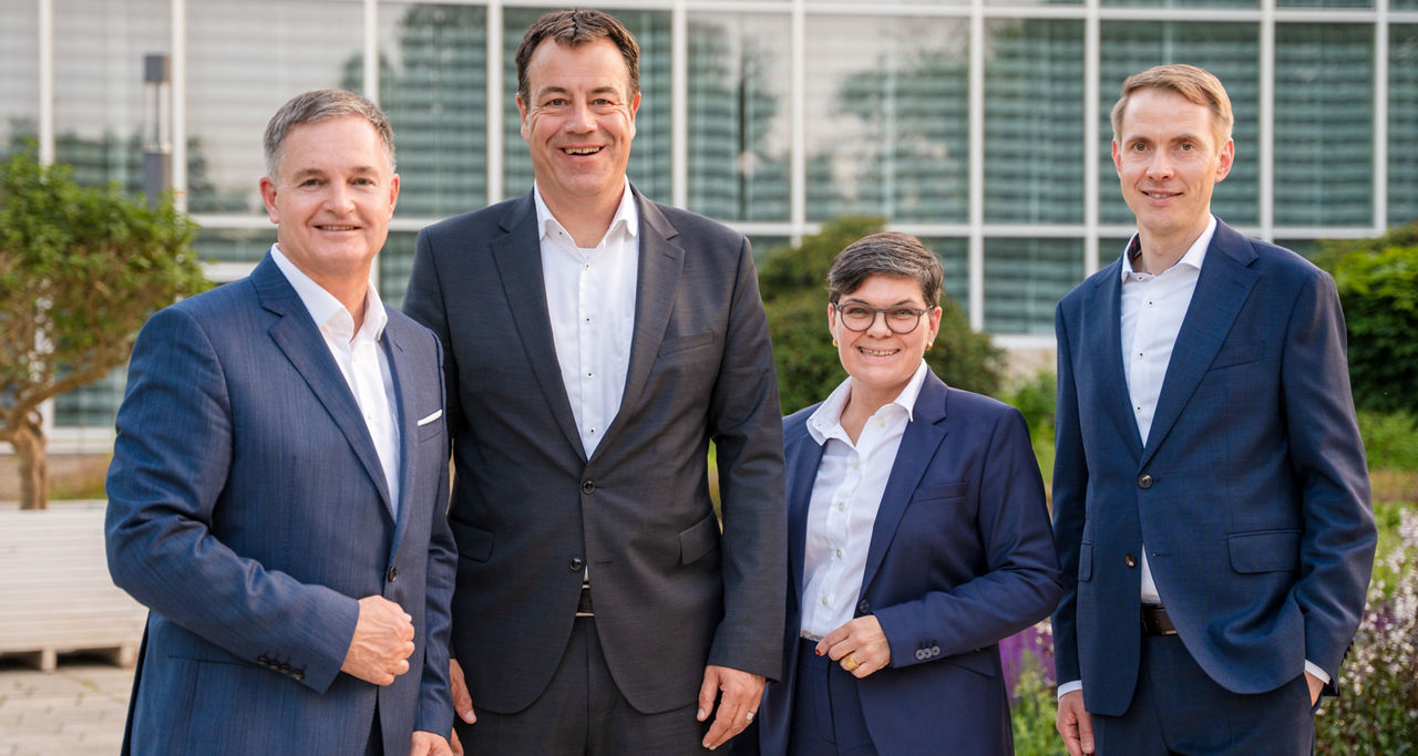 Die Vorstände Matthias Kruse (links) und Matthias Smit (rechts) mit den Bereichsleiterin Christian Doll und Johanna Soll