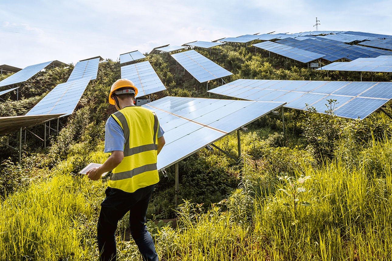 Arbeiter in einem Solarpark