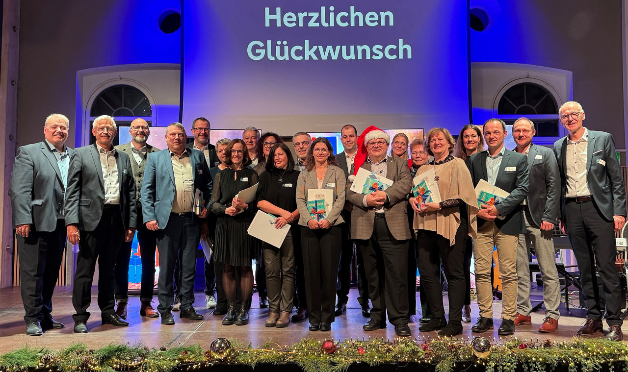 Auszeichnung auf der Weihnachtsfeier für 25 und 40 Jahre im Dienst der Bank