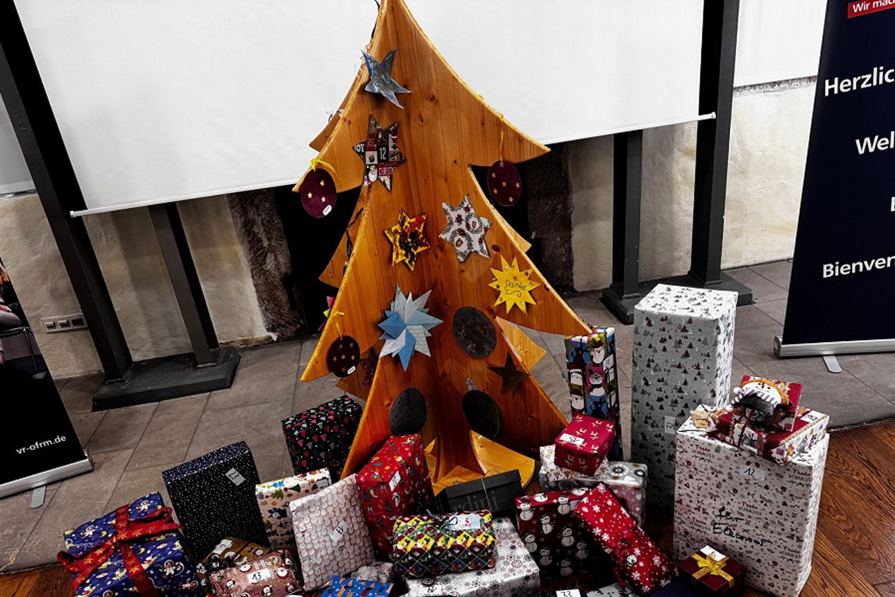 Geschenke aus der "Wunschbaumaktion" liegen unter dem Baum