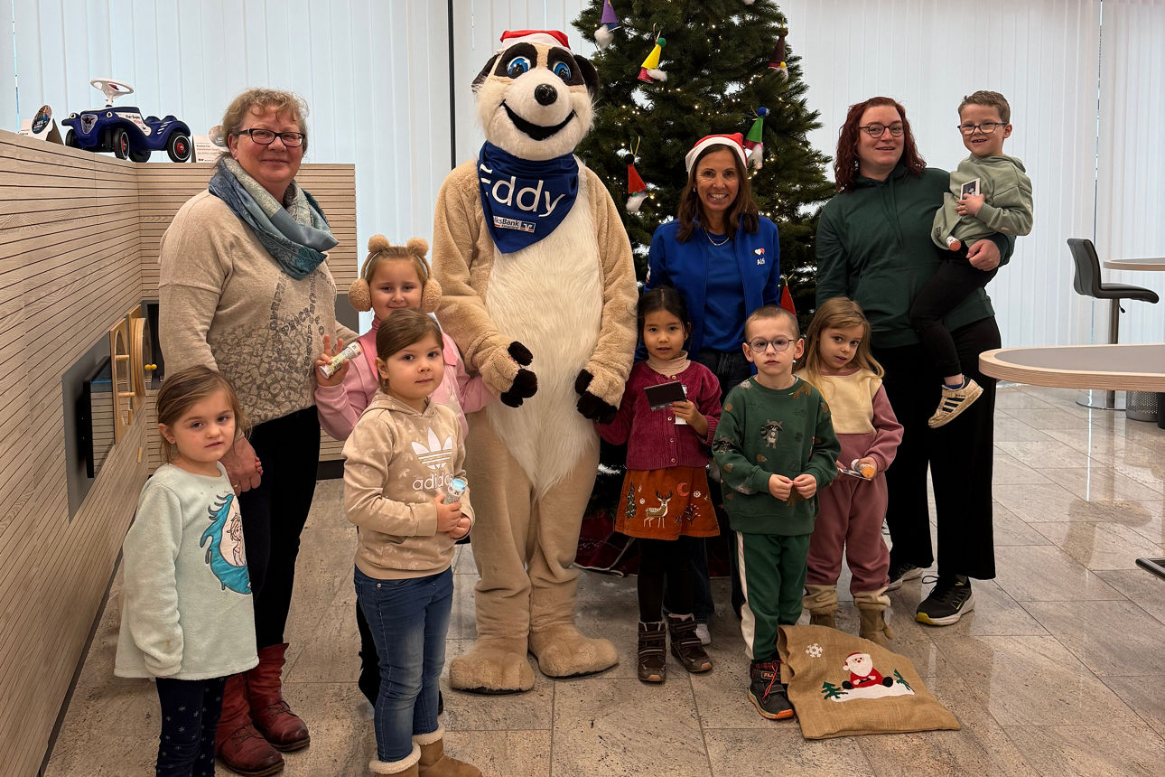 Gruppenfoto Kita Sonnenblume vor gemschmückten Weihnachtsbaum