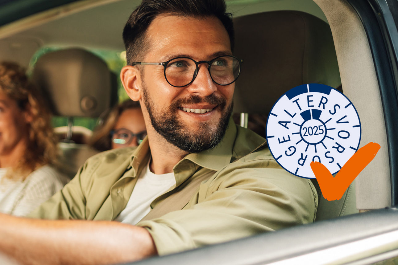 Ein junges Paar sitzt zusammen im Auto. Auf der Rücksitzbank ist noch die Tochter zu erkennen