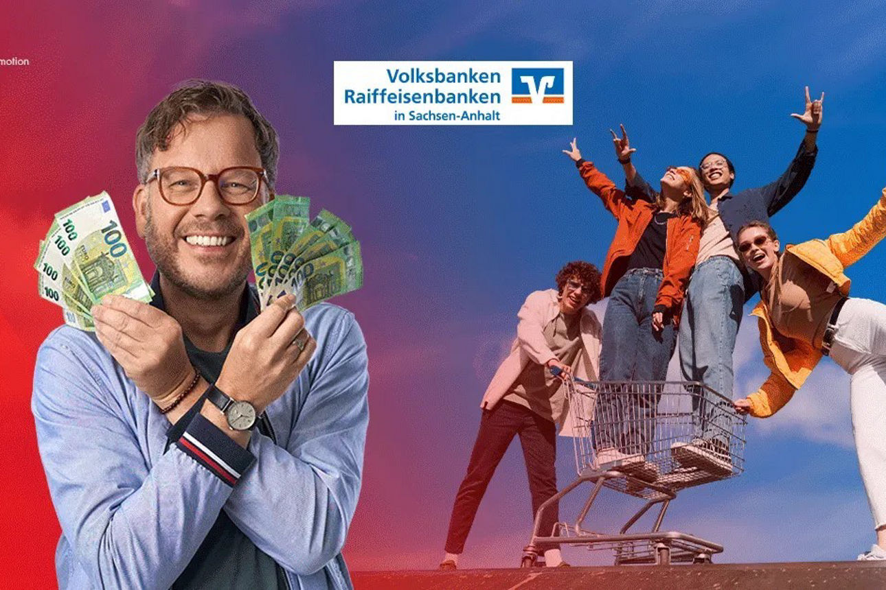 Logo Volks- und Raiffeisenbank, Mann mit Geldscheinen, junge Leute im und am Einkaufswagen