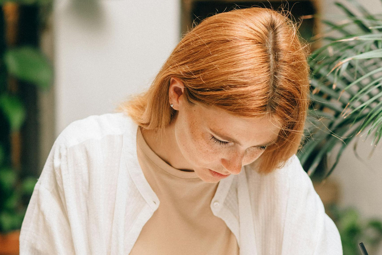 Junge Frau schaut auf Laptop