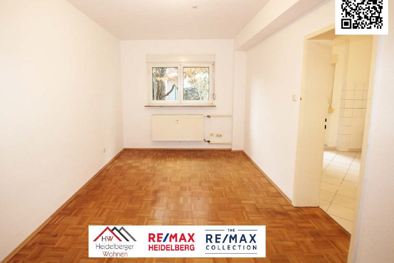 Zimmer mit Fenster und Parkettboden