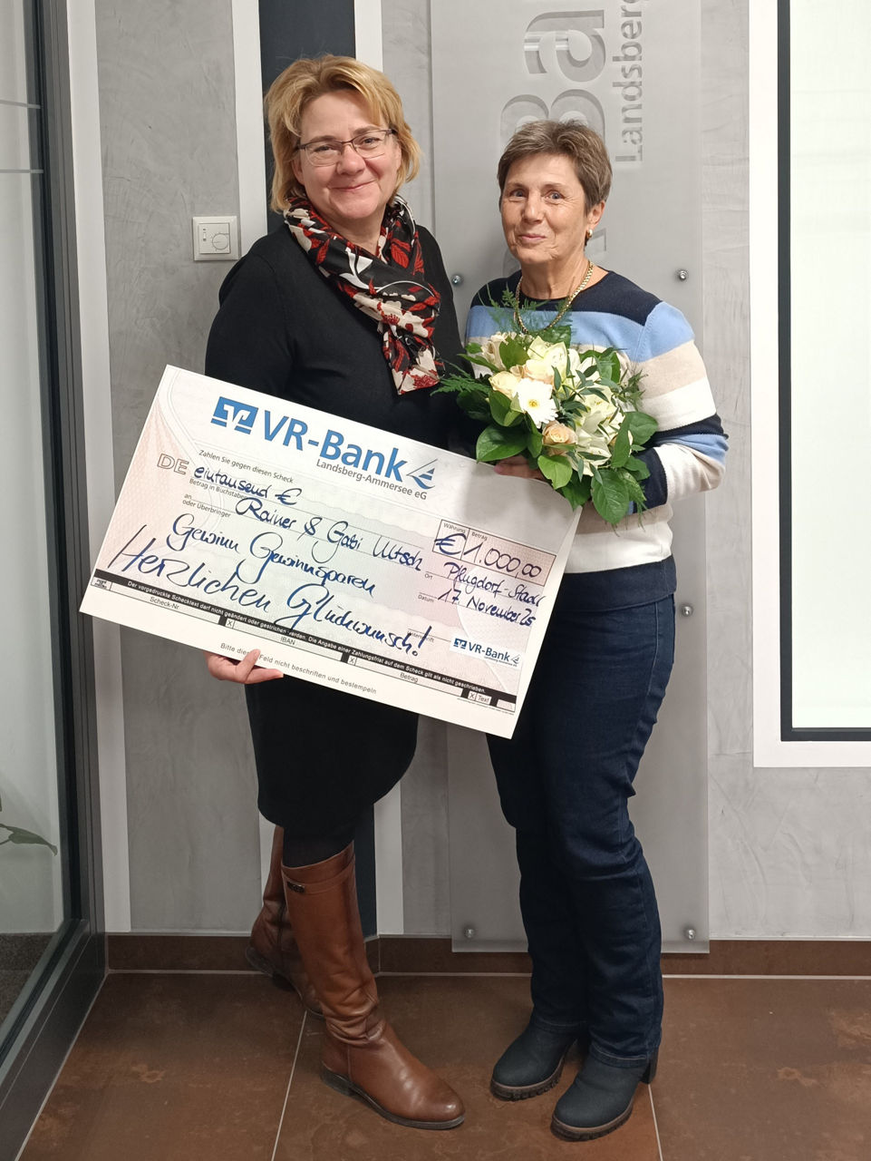 1.000 Euro und ein Blumenstrauß: So schön kann Sparen sein