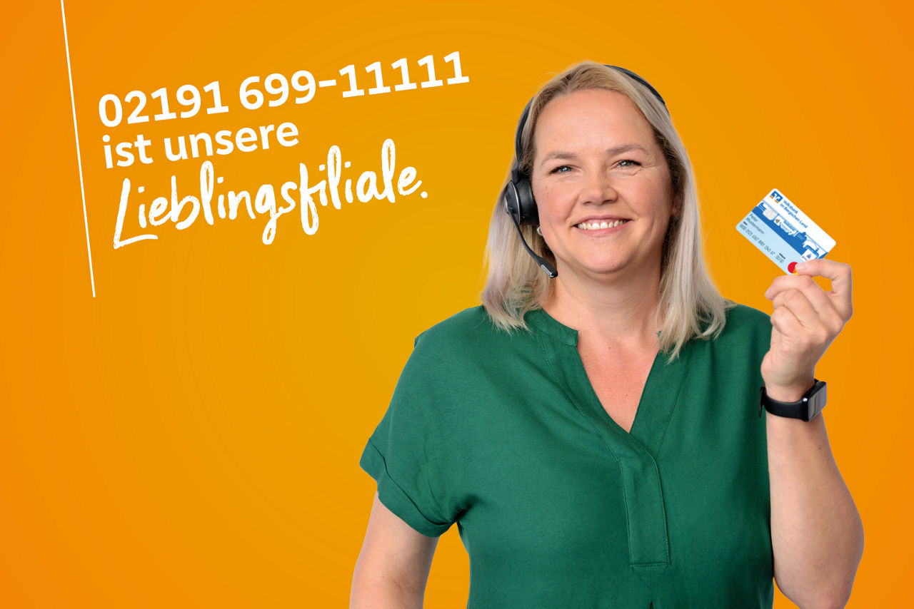Kollegin im grünem T-Shirt mit Karte steht vor orangenem Hintergrund