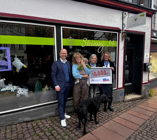 Beteiligte Personen der Elterninitiative und der VR VerbundBank bei der Spendenübergabe