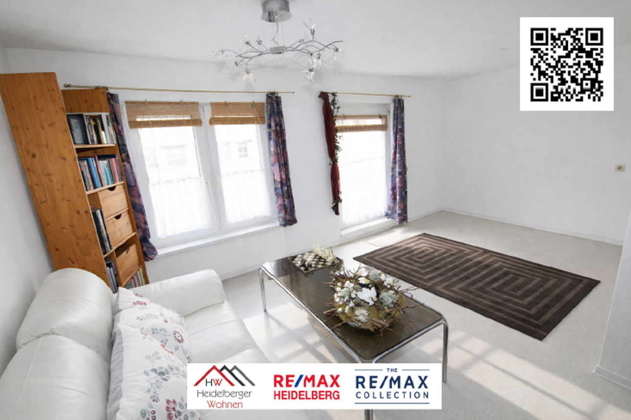 Wohnzimmer mit Sofa und Sessel