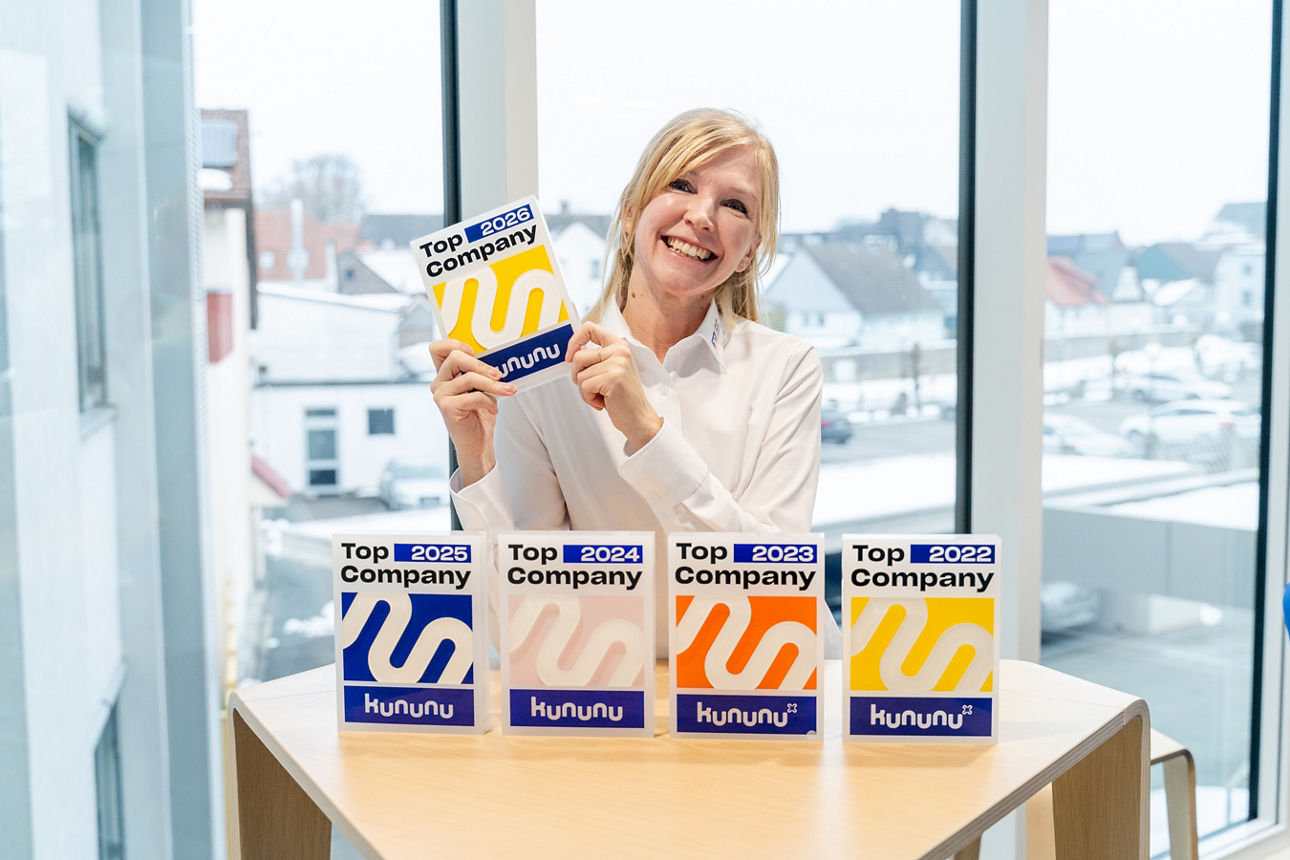 Eine Dame mit den Auszeichnungen der Bank.