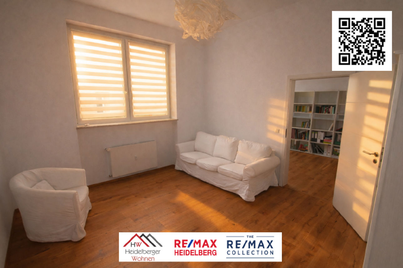 Wohnzimmer mit Sofa und Sessel