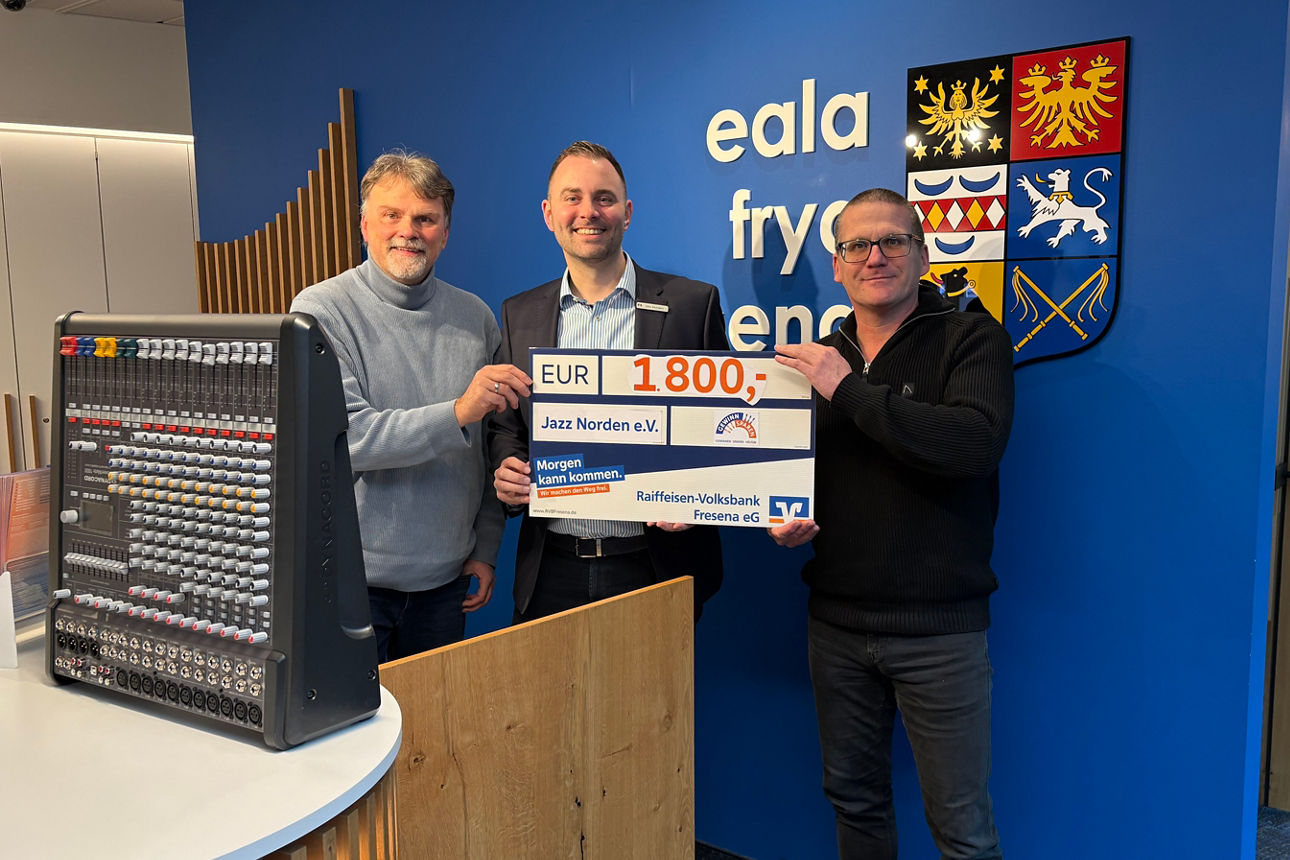 Eike Reinders übergibt einen Scheck mit der Fördersumme von 1.800 Euro an Jazz Norden e.V.