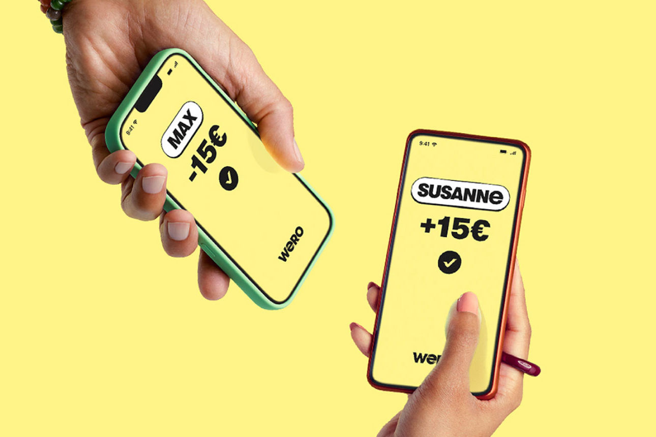 Zwei Hände die jeweils ein Smartphone halten. Auf den Bildschirmen sieht man, dass sie sich gerade Geld gesendet haben