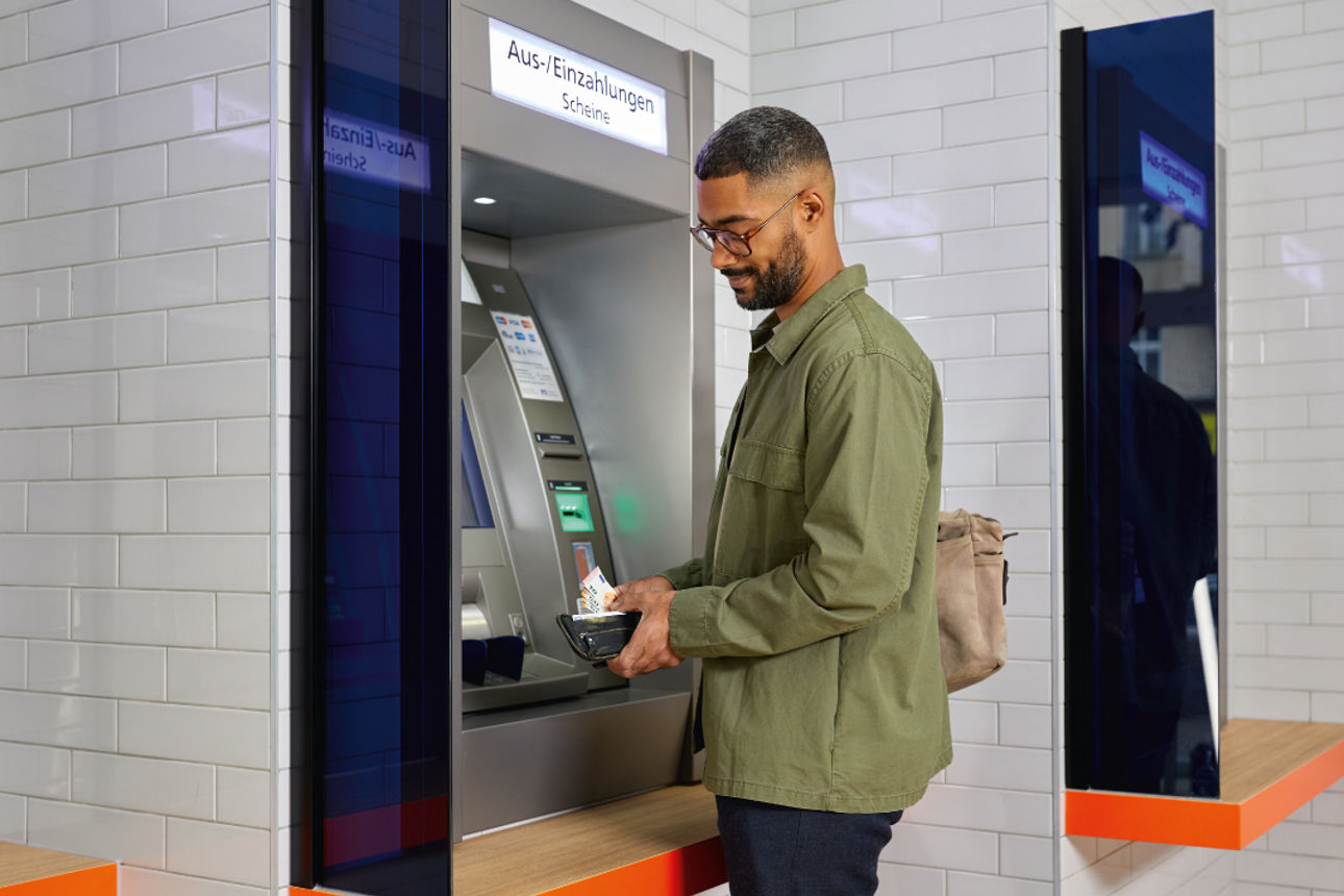 Ein Mann an einem Geldausgabeautomaten