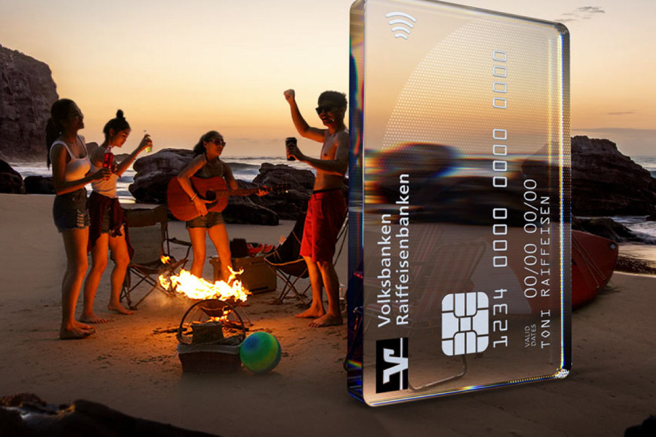 Eine Gruppe von jungen Leuten feiert auf einem Strand eine Party