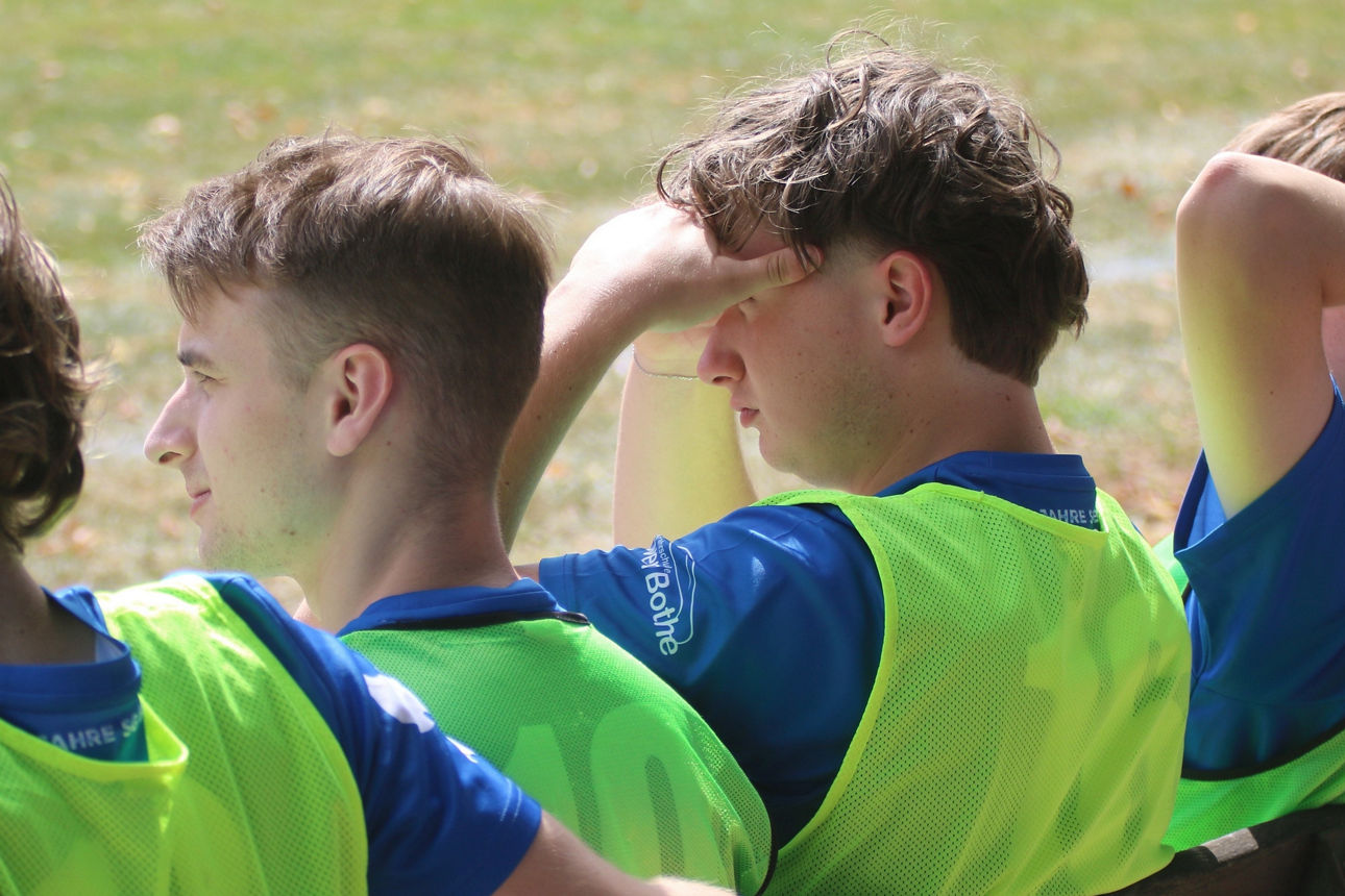 Spieler des SV Bentorf sitzen in der Sonne