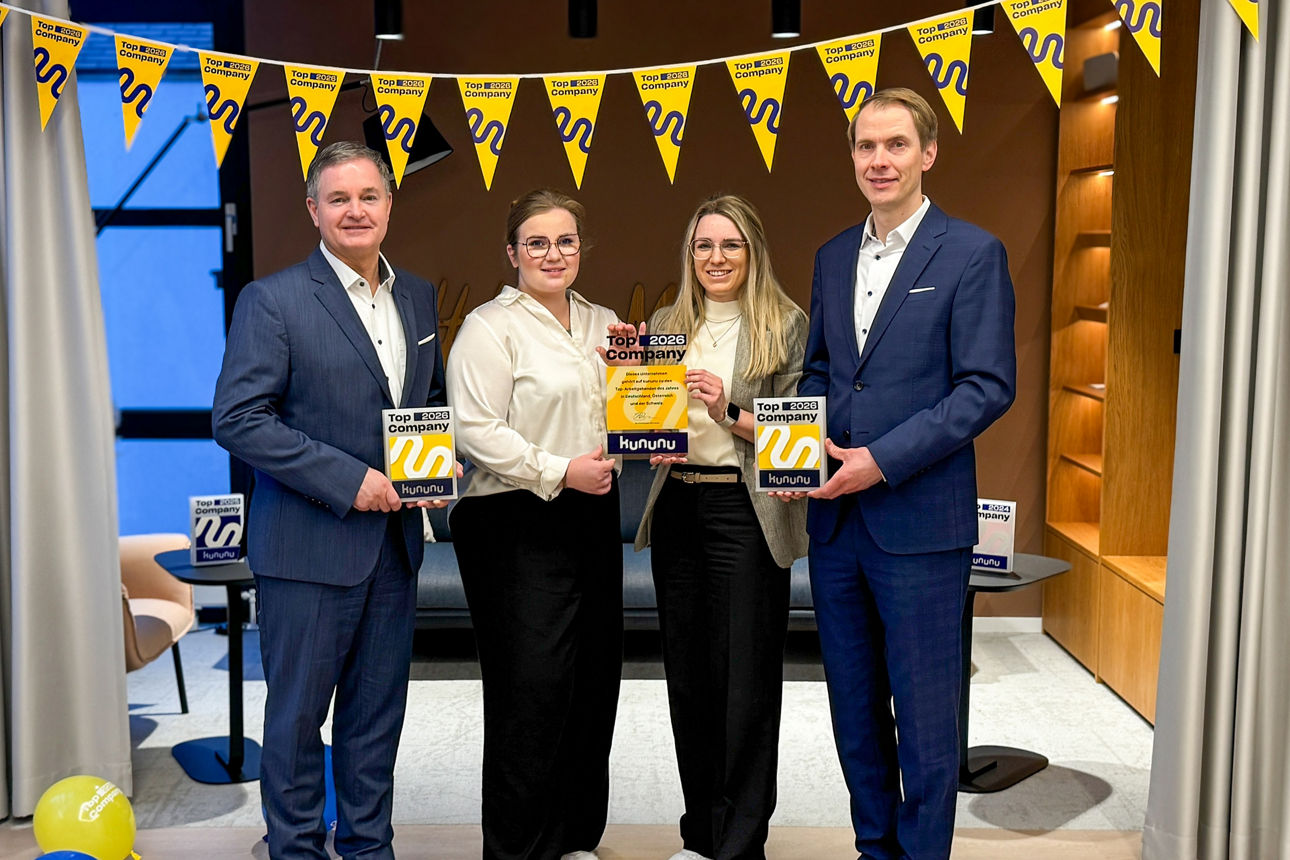 von links: Vorstand Matthias Kruse, Laura Sukkau und Larissa Lorenz sowie Vorstand Matthias Smit