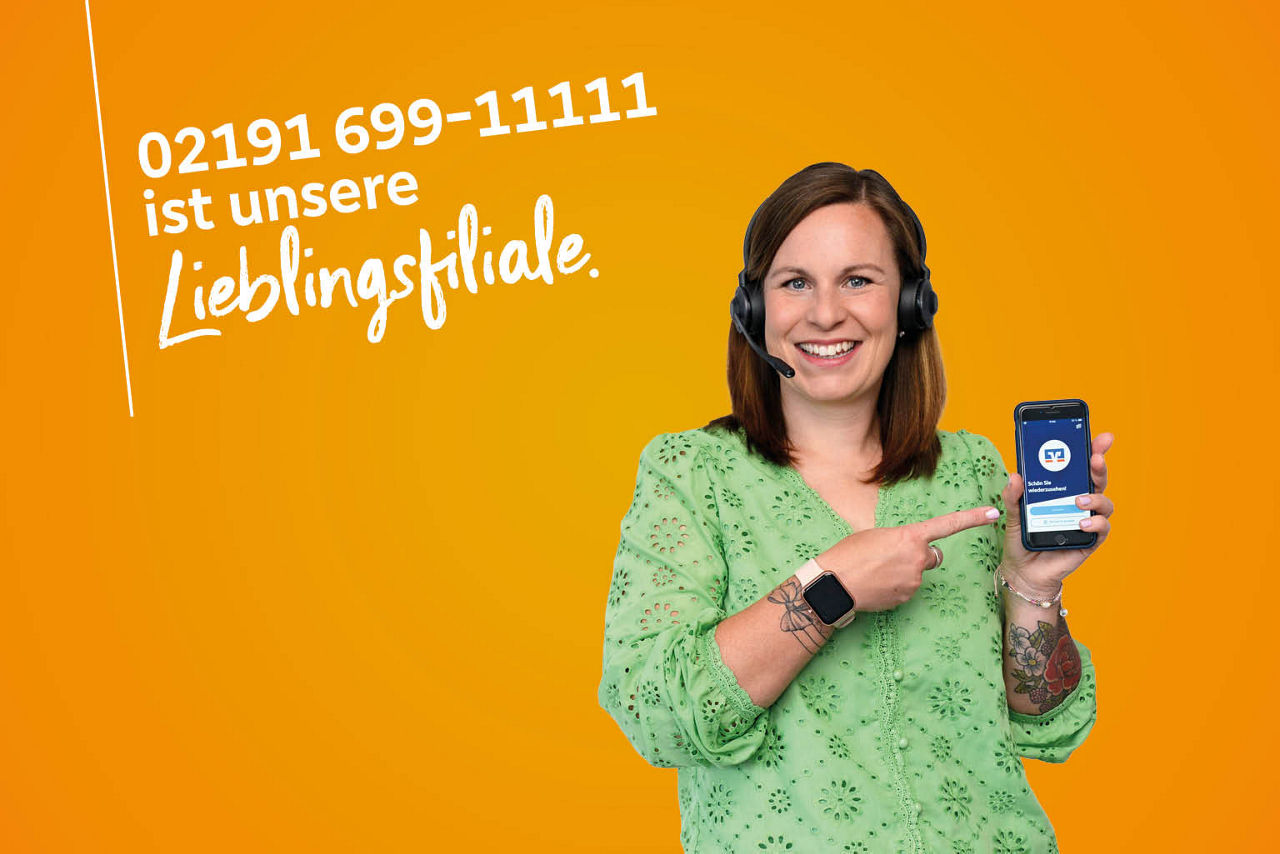 Kollegin mit Headset zeigt auf KSC Telefonnummer