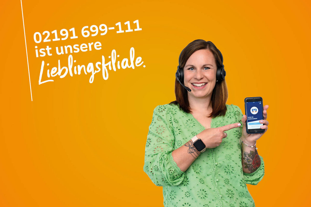 Maren Wahle, KundenServiceCenter mit Handy in der Hand