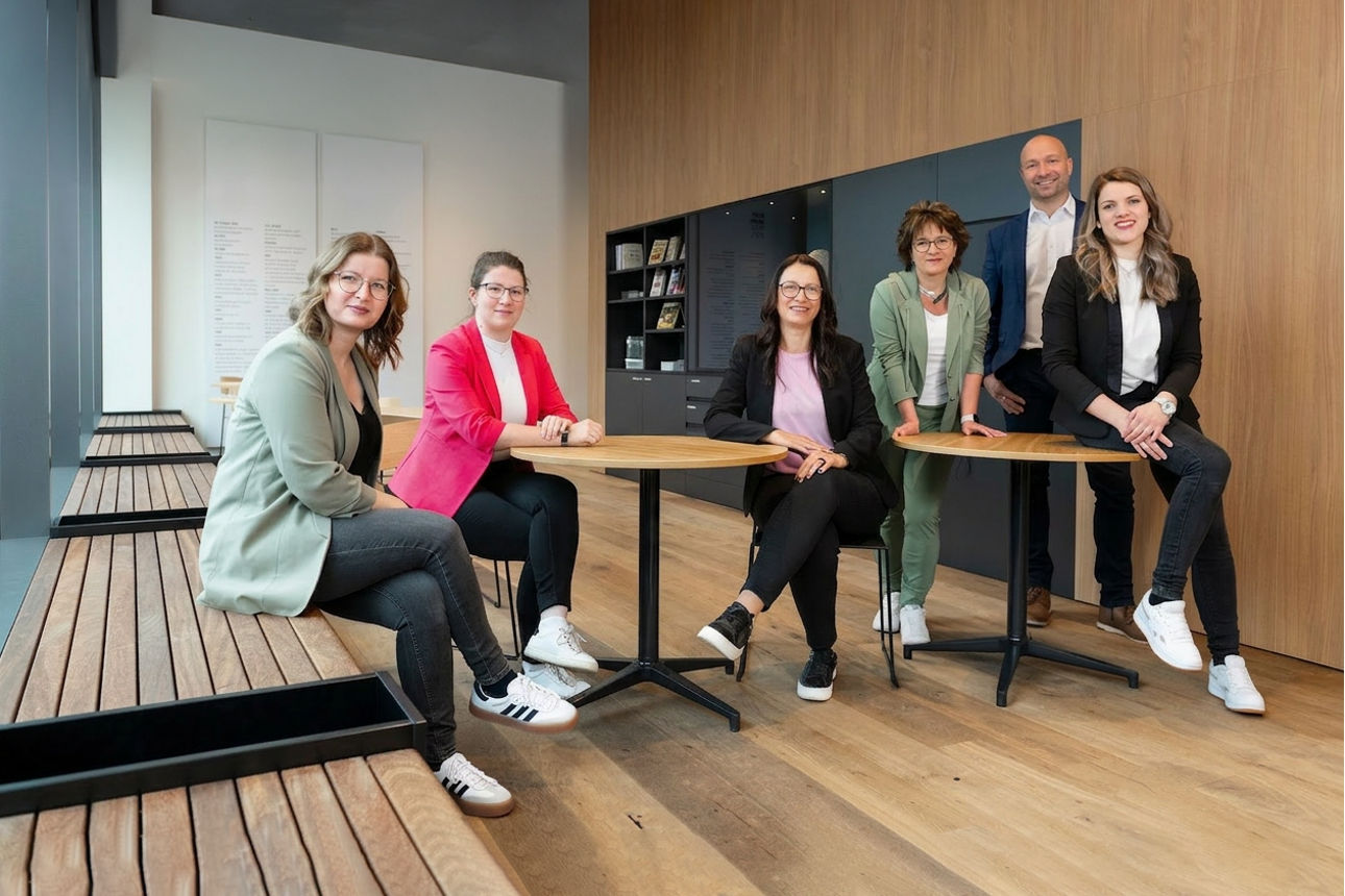 Das Team der Abteilung Wohnbau, fünf weibliche Beraterinnen und ein männlicher Berater.
