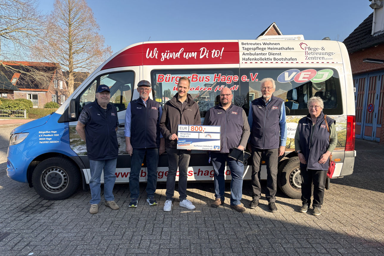 Maurice Schmidt übergibt einen symbolischen Schekc an BürgerBus Hage e.V.