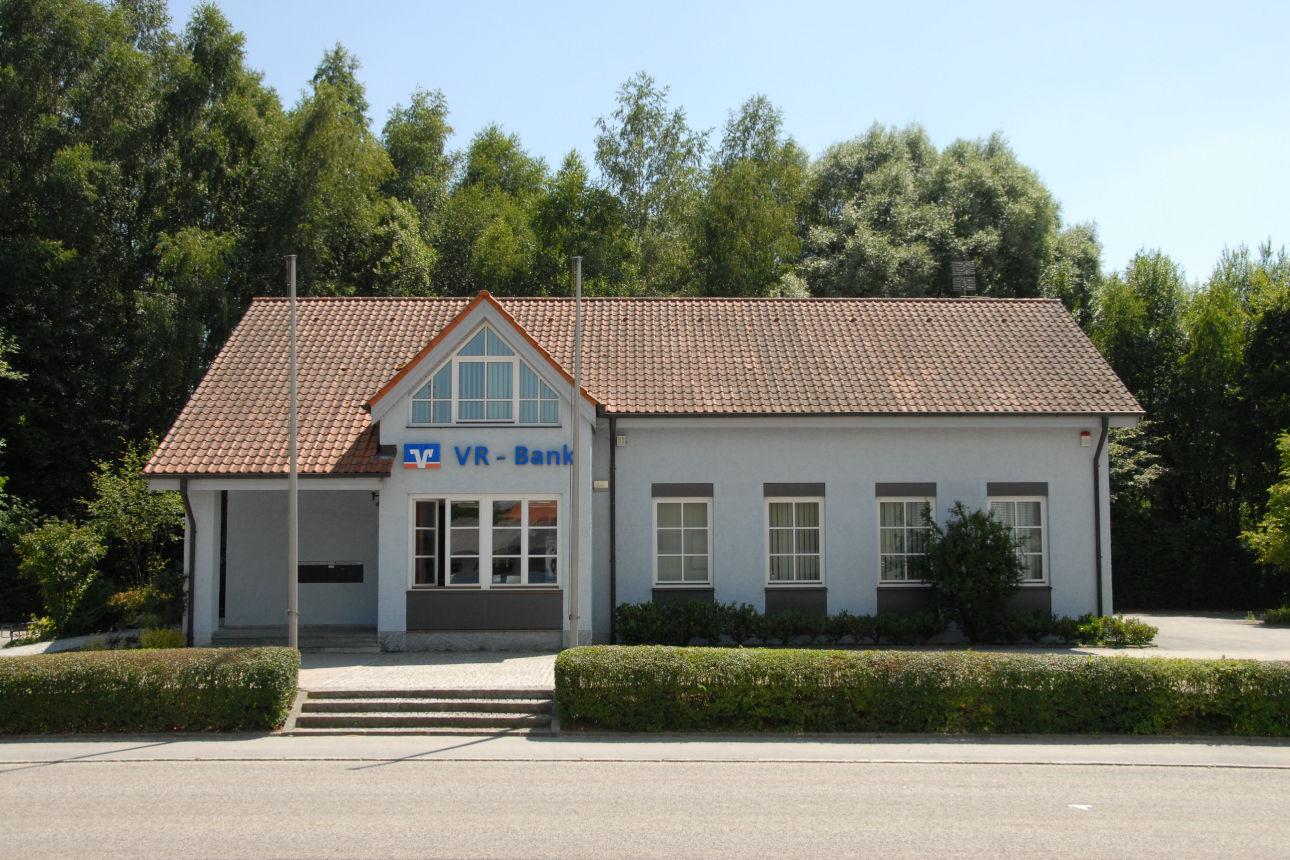 Ein weißes Gebäude umgeben von Bäumen