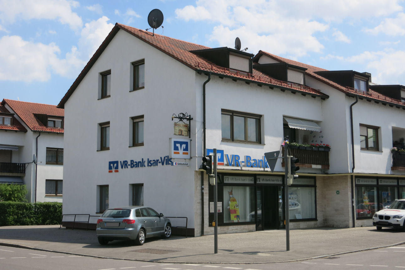 Ein großes weißes Gebäude in einer Wohnsiedlung