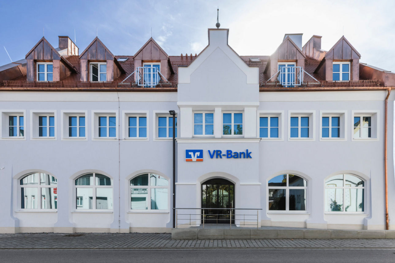 Ein großes weißes Gebäude an einer Hauptstraße